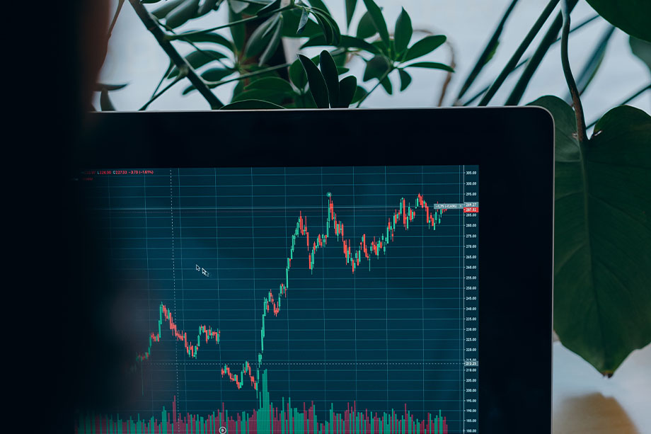 slider-laptop-screen-showing-trades Laptop screen showing trade chart